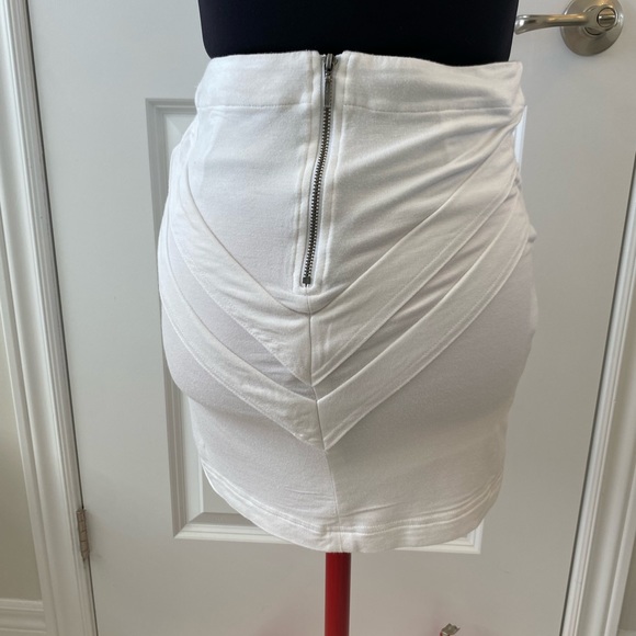 White stretch BCBG skirt- New without tag - Picture 3 of 10